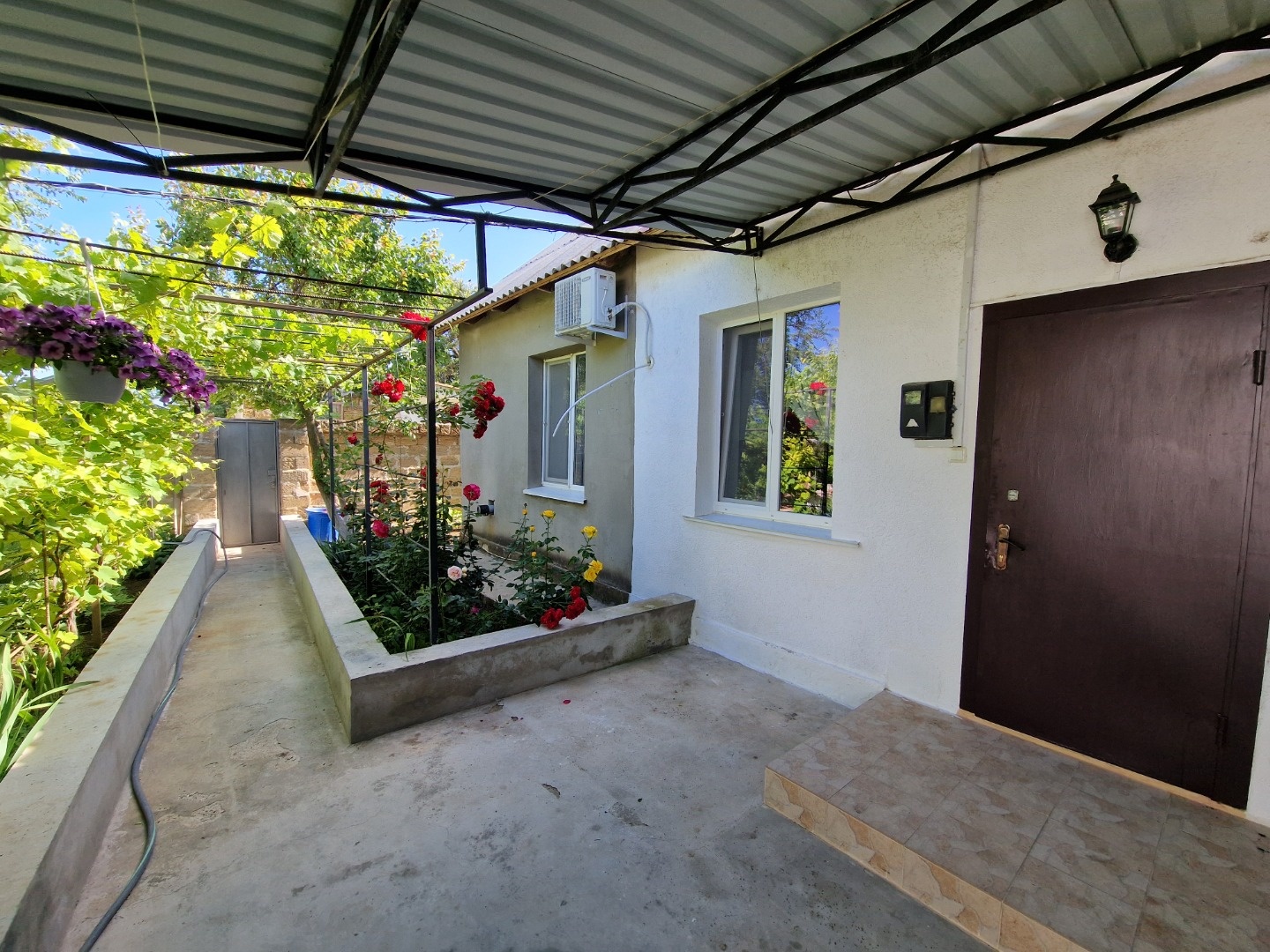 Сдается на длительный срок двухкомнатная квартира на земле с отдельным двором в районе 29 авиагородка. Двор красивый весь в розах, деревьях. Есть крытая беседка. Комнаты в квартире раздельные. В спальне двуспальная кровать и шкаф-купе. В зале угловой диван, телевизор. Есть кондиционер, стиральная ма