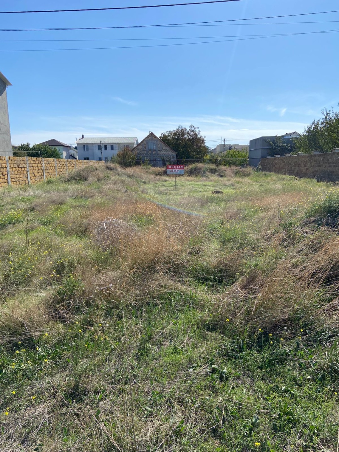 Продается участок ИЖС в городе Евпатория. Участок находится в середине улицы, с трех сторон уже построены дома. Газ, вода и электричество вдоль участка. Улица освещена, перед домом уже не будет застройки - сельскохозяйственные поля.  Документы РФ. Звоните. 