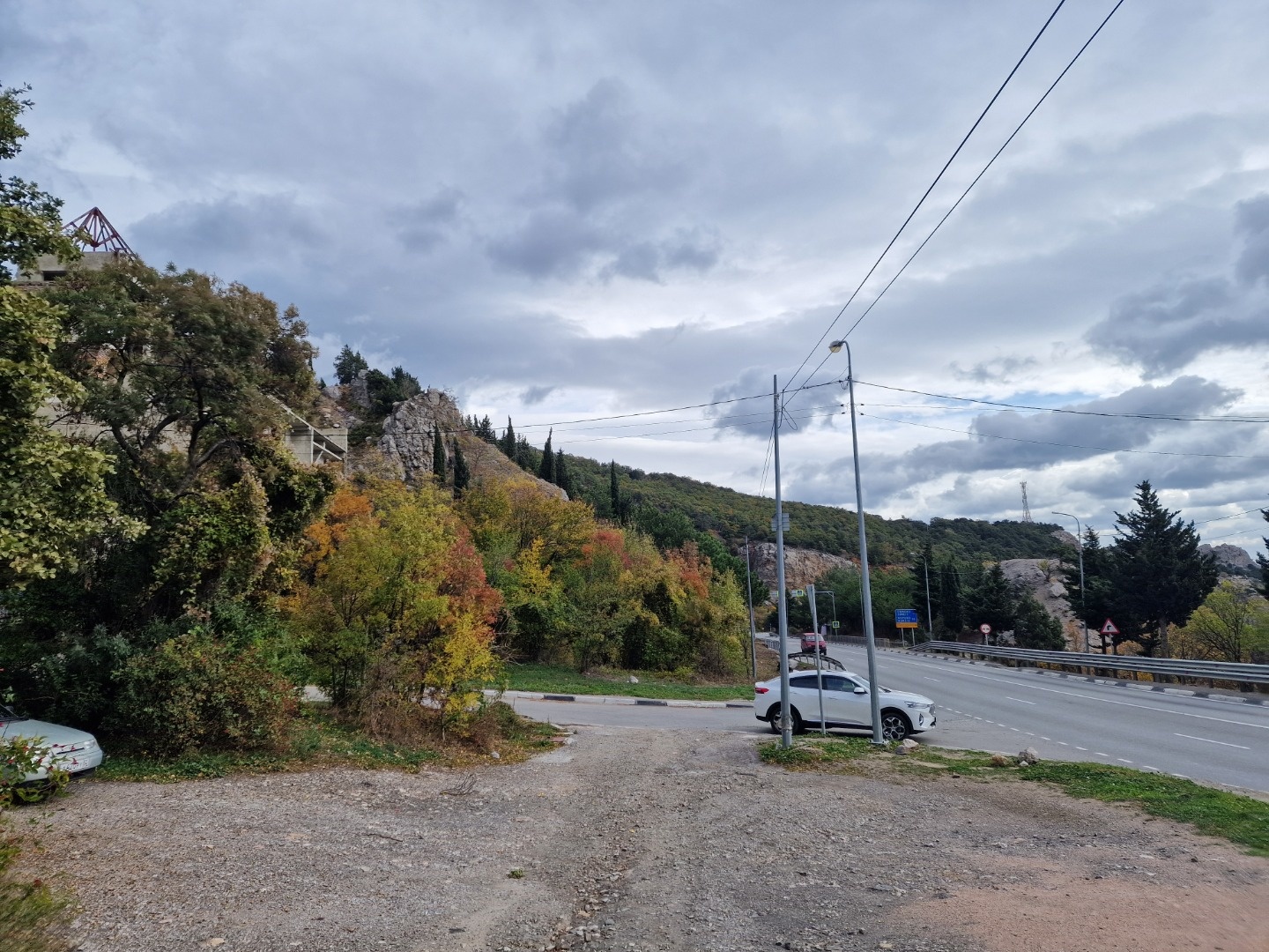 Продается земельный участок на Южном берегу Крыма г.Ялта, пгт. Голубой Залив. Площадь участка 4,5 сотки.  Категория земель: земли населенных пунктов. Вид разрешенного использования: для индивидуального жилищного строительства. Дорога асфальтированная. В РЭС г. Ялты поданы документы на технические ус