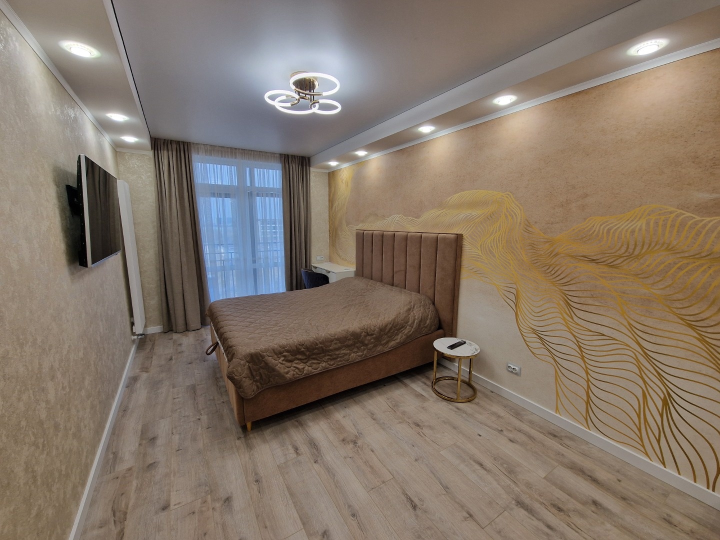 Сдается однокомнатная квартира в новом современном жилом комплексе ЖК Мойнаки, по проспекту Ленина 68.  Во дворе есть детские площадки, место для автомобиля. На территории ведется видеонаблюдение. Квартира с новым ремонтом и мебелью. Автономное отопление и горячее водоснабжение. Есть кондиционер. Вс