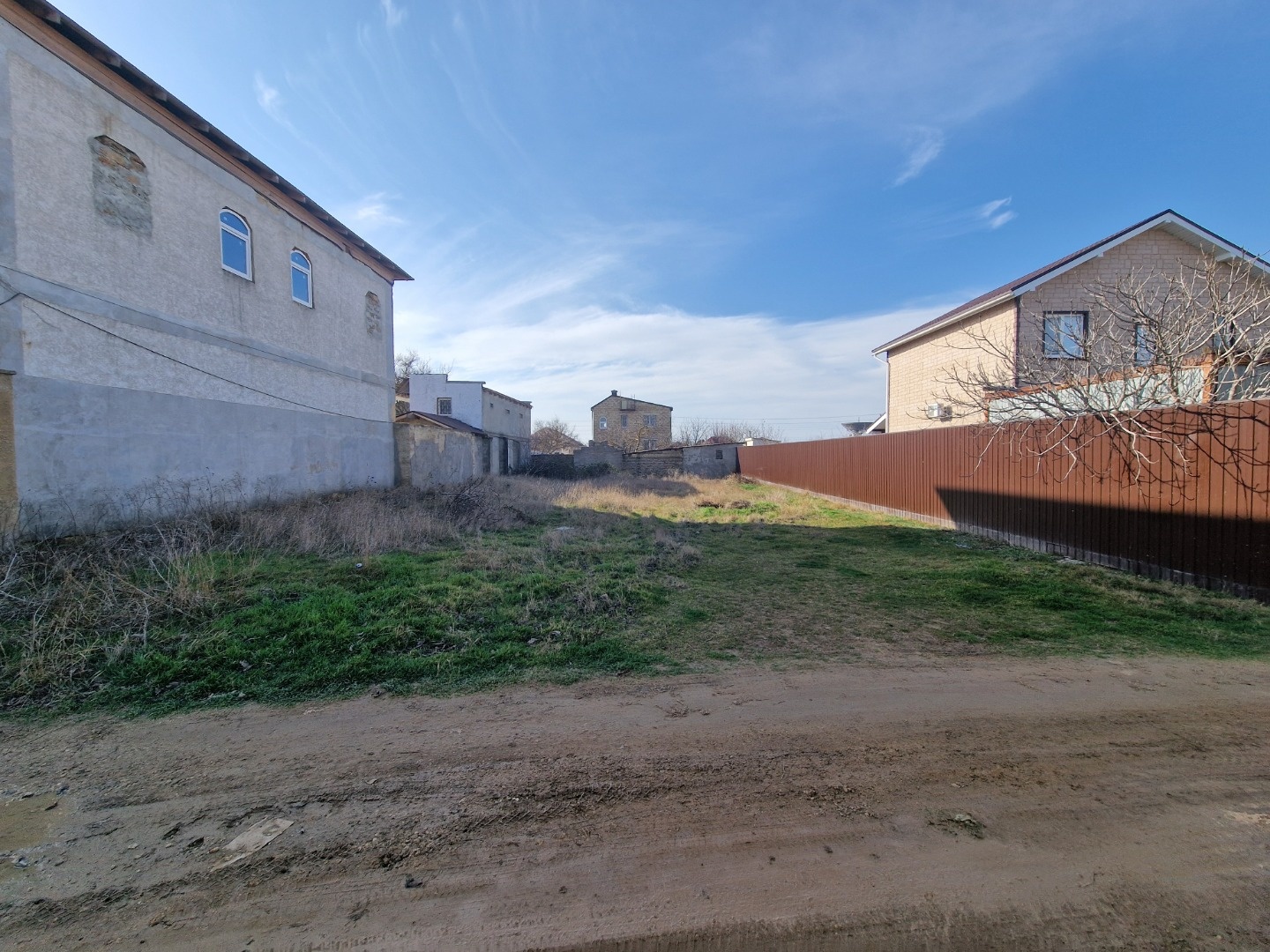 Продается земельный участок в пригороде Евпатории, район Песчанка, в садовом кооперативе. До города 10 км. До моря, до песчаного пляжа 2 км. Площадь земельного участка 5 соток. Участок ровный. Вид разрешенного использования: ведение садоводства. Все коммуникации: вода центральная вдоль дороги, газ р