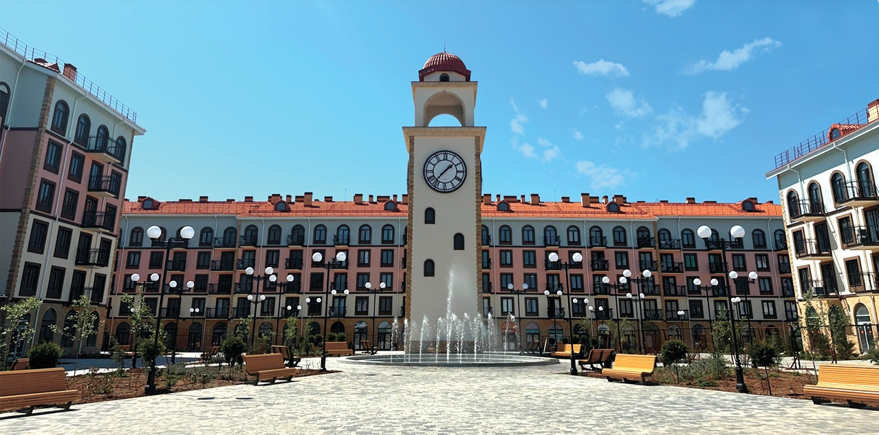 Предлагается к продаже 3-комнатная квартира в Жилом Комплексе «Евпатория». 
Архитектурный ансамбль в классическом итальянском стиле с продуманным зонированием, подсветкой фасадов, комплексным парковым благоустройством, собственным фонтаном, бульваром и охраняемым паркингом.
Все дома комплекса введен