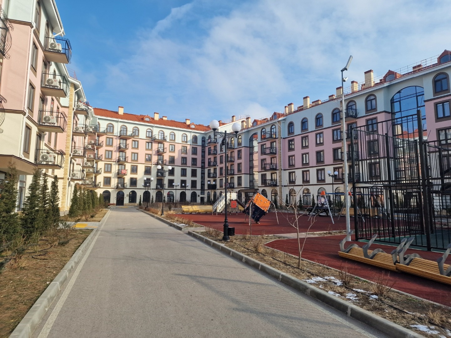 Продается трехкомнатная квартира в новом жилом комплексе комфорт класса в Евпатории в 2 км от лучших пляжей Западного берега Крыма. Изысканная классическая архитектура жилого комплекса в итальянском стиле никого не оставит равнодушными, а прекрасный район с развитой инфраструктурой станет замечатель