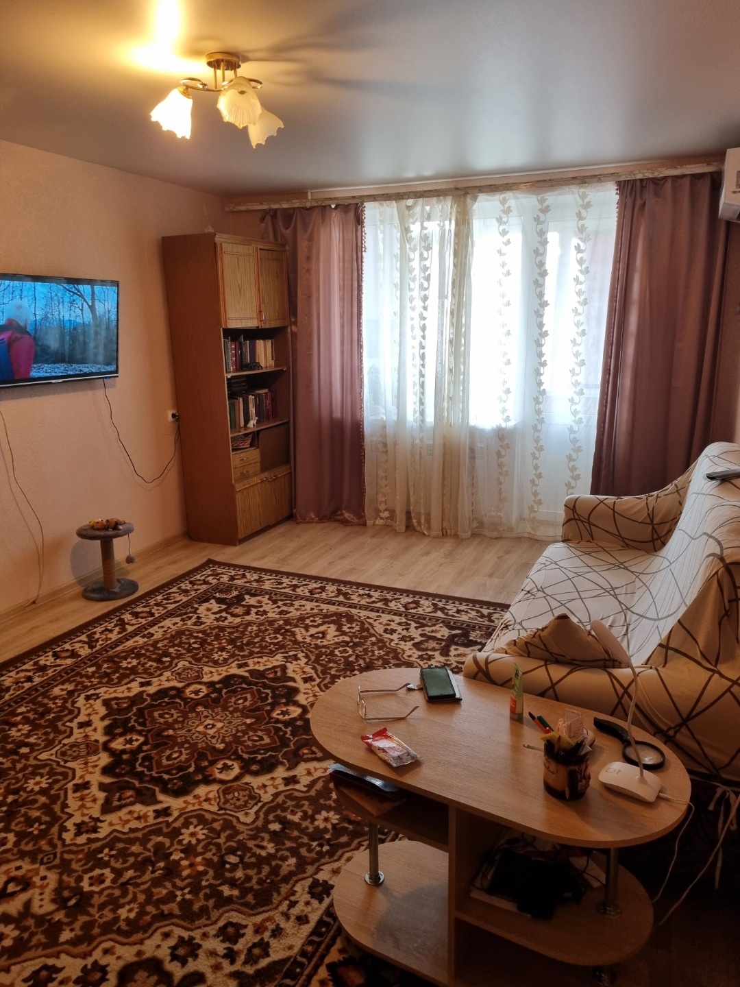 Продается 3-комнатная квартира чешской планировки в пгт Новоозерное (25 км от Евпатории). Расположена на 3 этаже 5-этажного дома. Общая площадь 67,4 кв.м., кухня 6,2 кв.м. Комнаты изолированные (13,9/19,7/9,9 кв.м.), санузел раздельный. Лоджия и все окна - стеклопакеты. Отопление центральное, на гор