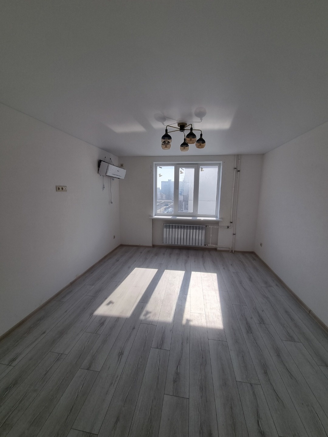 Продается 2-комнатная квартира  в центре Евпатории. Расположена на 4 этаже 5-этажного дома. Общая площадь 50,1 кв.м., комнаты изолированные, чешская планировка. В квартире сделан капитальный ремонт: заменена вся проводка, трубы, сантехника, установлены новые пластиковые окна. Документы готовы к прод