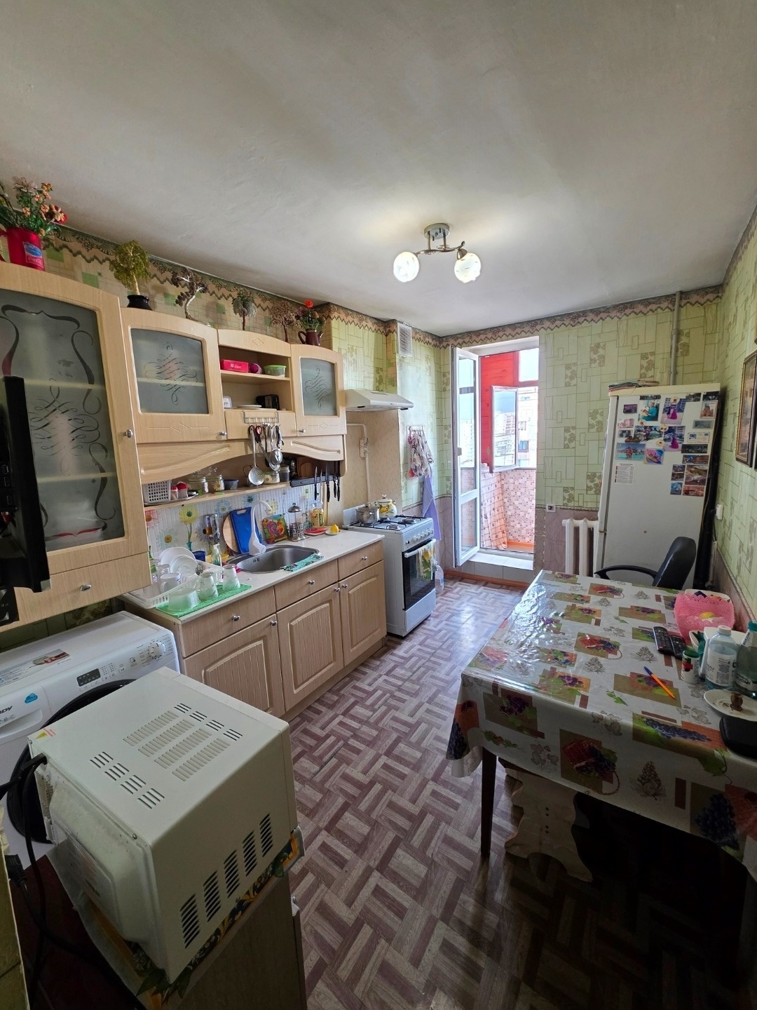 Продается 3 к.кв. в районе Универсама. Квартира находится на 10/10 эт. Общая площадь 64.5 кв.м. Площадь комнат: 18.5/8.6/12.5 кв.м. Комнаты раздельные. Стороны света: юг и север. Окна стеклопакеты. Балкон и лоджия застеклены, но дерево. Домофон. Новый лифт.
Хорошее месторасположение. Рядом рынок Уни