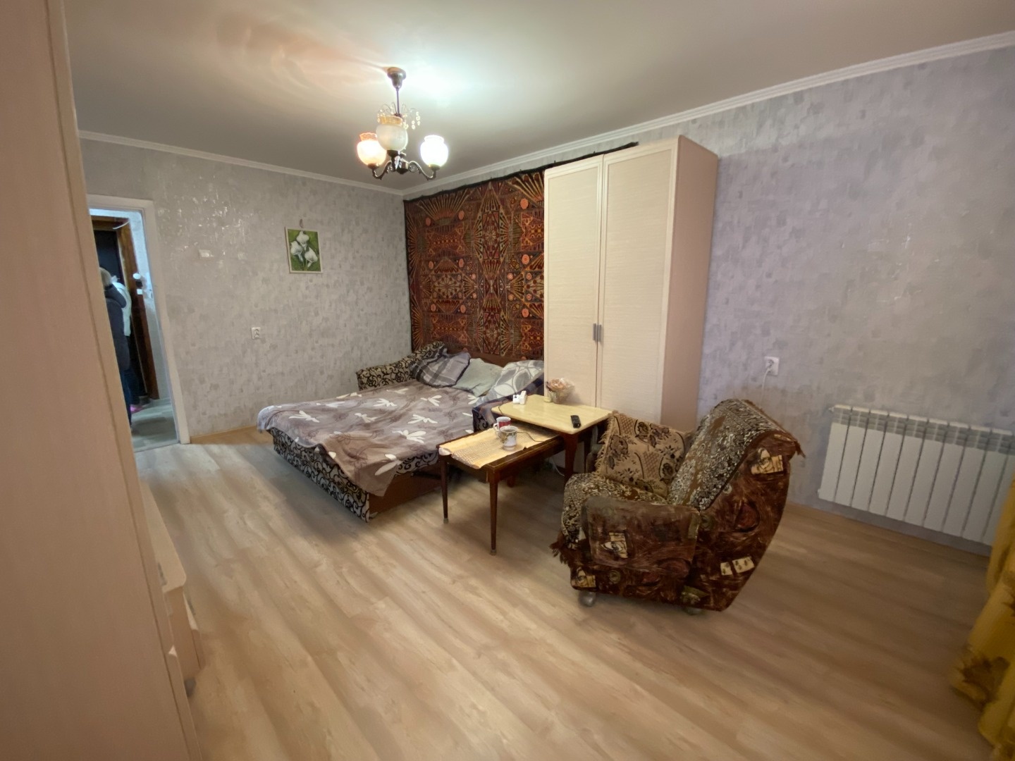 Продается 1-комнатная квартира в районе молокозавода. Квартира расположена на пятом этаже, в доме есть грузовой и пассажирский лифт. Окна квартиры выходят в тихий двор, дверь квартиры отделена от общего коридора тамбуром. В квартире перепланировок не было. Дом расположен в хорошо развитом районе гор