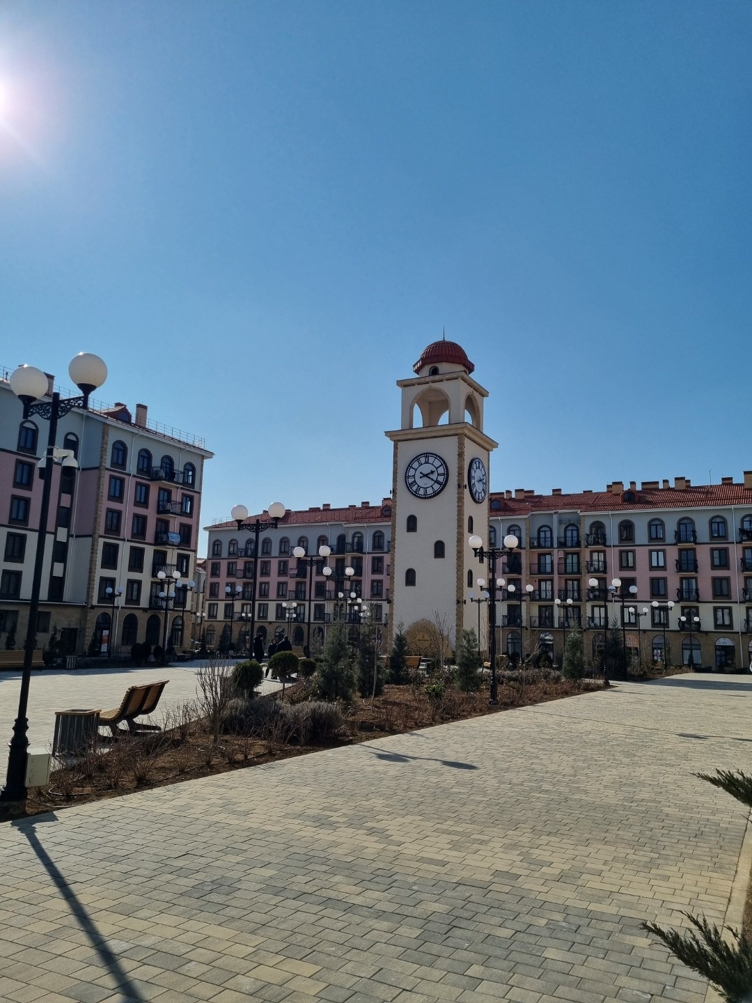 БЕЗ КОМИССИИ ДЛЯ ПОКУПАТЕЛЯ!
Предлагается к продаже трехкомнатная квартира в новом жилом комплексе в Евпатории. Она находится на четвертом этаже шестиэтажного здания в корпусе Д. Общая площадь квартиры составляет 66,3 кв.м., включая комнаты размером 15,8, 14,8 и 9,9 кв.м., а также просторную кухню п