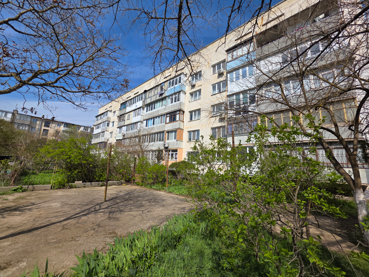 Продается 2 к.кв. чешской планировки в районе Мойнаки по ул.Советской.Общей площадью 51,5 кв.м. Жилая площадь 27.7 кв.м.  Располагается на втором этаже пятиэтажного жилого дома, в центре дома.Стороны света: кухня и спальня - южная сторона, очень теплая и светлая, окна выходят во двор, на палисадник;