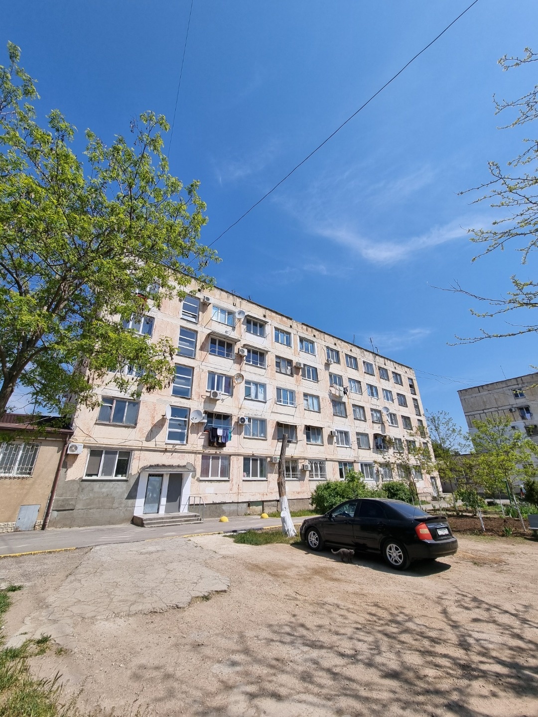 Предлагается к продаже комната в общежитии, расположенная на 4 этаже пятиэтажного дома. Общая площадь комнаты, включая места общего пользования, составляет 23,3 кв.м., а жилая площадь – 19,8 кв.м. Вспомогательная площадь – 3,5 кв.м.
Комната находится в обычном жилом состоянии, установлены стеклопаке