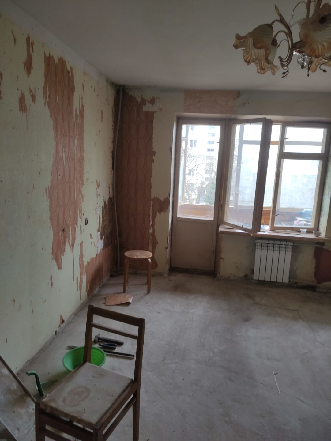 Предлагаем вашему вниманию уютную квартиру площадью 45 кв.м., расположенную на третьем этаже пятиэтажного дома, построенного в 1977 году. Жилая площадь составляет 27,1 кв.м., а кухня занимает 6 кв. м.
Дом находится в живописной курортной зоне, в тихом и спокойном дворе, который закрыт от шумных улиц