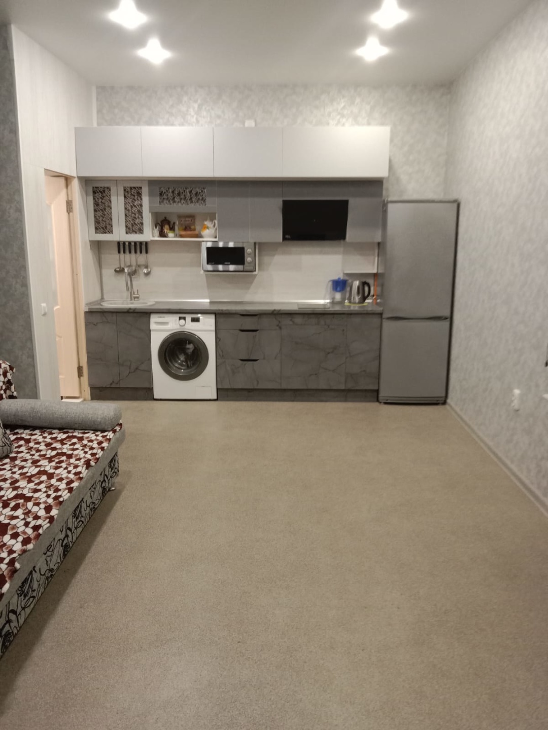 Продажа помещения свободного назначения 36,8 кв.м. на цокольном этаже в новом современном ЖК Победа. Помещение с ремонтом,  сделано как жилая студия. На горячую воду установлен бойлер, в зимний период помещение отапливается, проведен интернет. Есть возможность использовать студию под коммерческое по