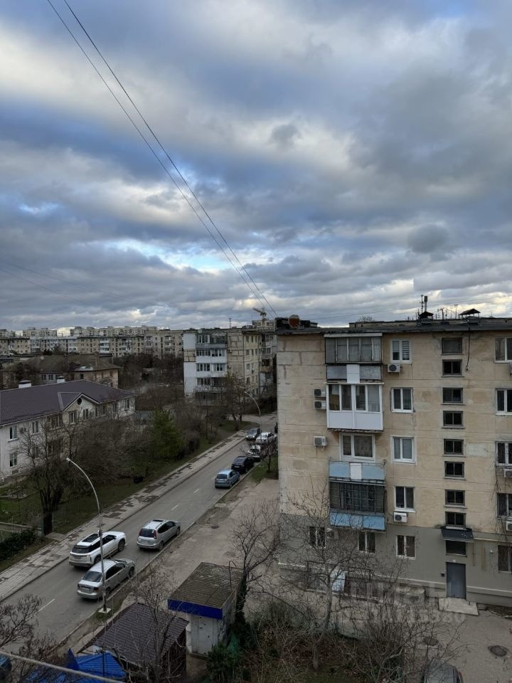 
Представляем вашему вниманию замечательную квартиру, расположенную всего в 800 метрах от моря и знаменитого лечебного озера Мойнаки. Это идеальное место для отдыха и оздоровления в любое время года.
Квартира площадью 46,1 м² включает в себя уютную жилую зону в 26,5 м² и функциональную кухню площадь