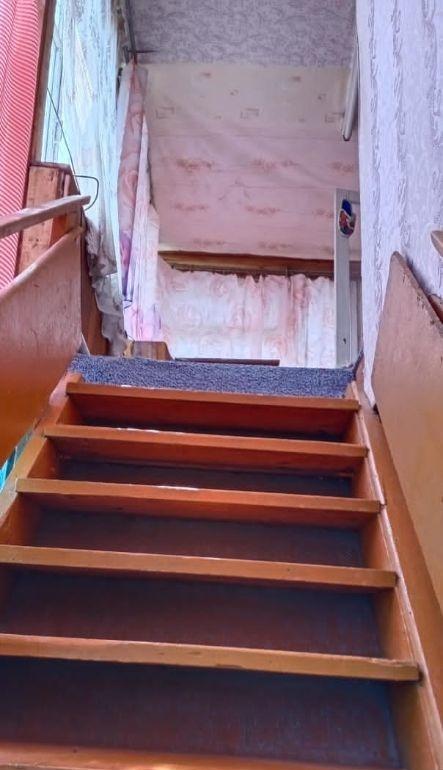 Продается жилой дом с двумя этажами и хорошим сухим подвалом, расположенный в живописном районе. Дом требует ремонта, что дает возможность новым владельцам создать пространство по своему вкусу. Прописка городская, что обеспечивает все необходимые удобства.
До моря всего 10 минут на автомобиле. В дом