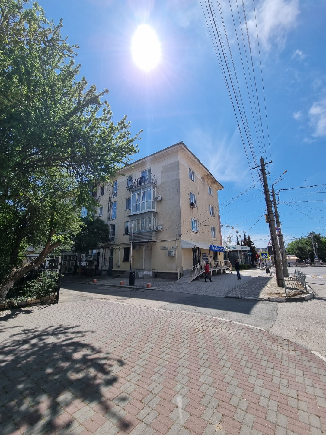 Предлагаем вашему вниманию уютную квартиру в курортном районе города, всего в 15 минутах пешком от моря и набережной.  В шаговой доступности находятся супермаркеты, школа и остановки общественного транспорта, что делает жизнь здесь максимально удобной.
Квартира расположена на 4-м этаже четырехэтажно
