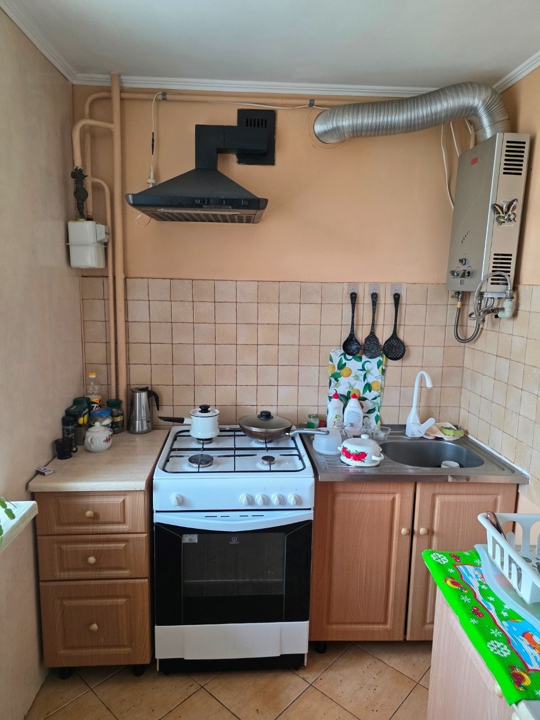 Продается 1 к.кв. по ул. Перекопской, до пляжа 3 минуты пешком, до набережной им. В.Терешковой 7 минут прогулочным шагом. Квартира находится на 3 эт. Общая площадь квартиры по кадпаспорту 37.3 кв.м. Большой незастекленный балкон. Санузел совмещенный. На горячую воду есть газовая колонка. Установлены