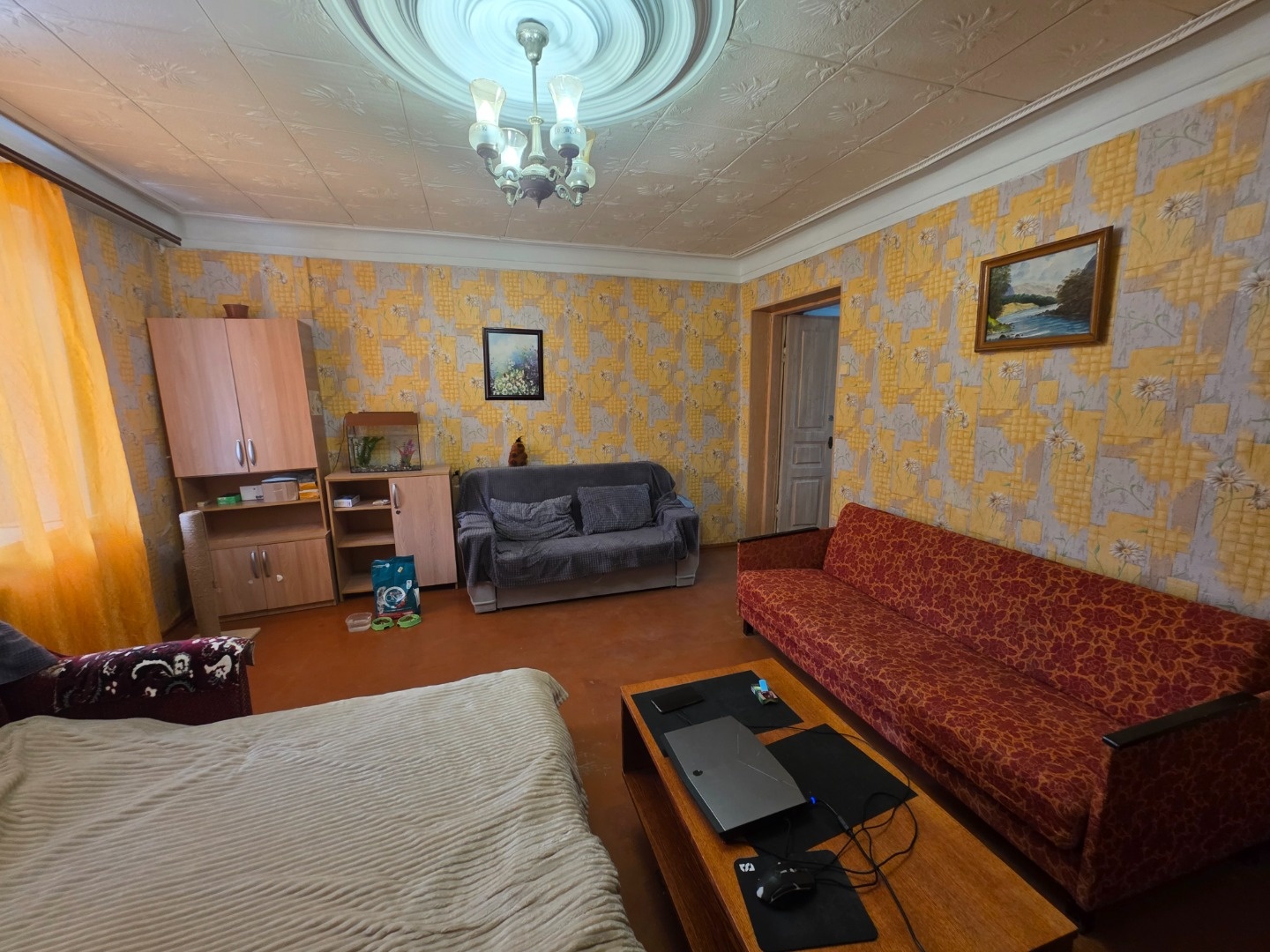 Продается квартира на земле в общем дворе на 5 совладельцев. Доля домовладения со своим выгороженным двориком. 