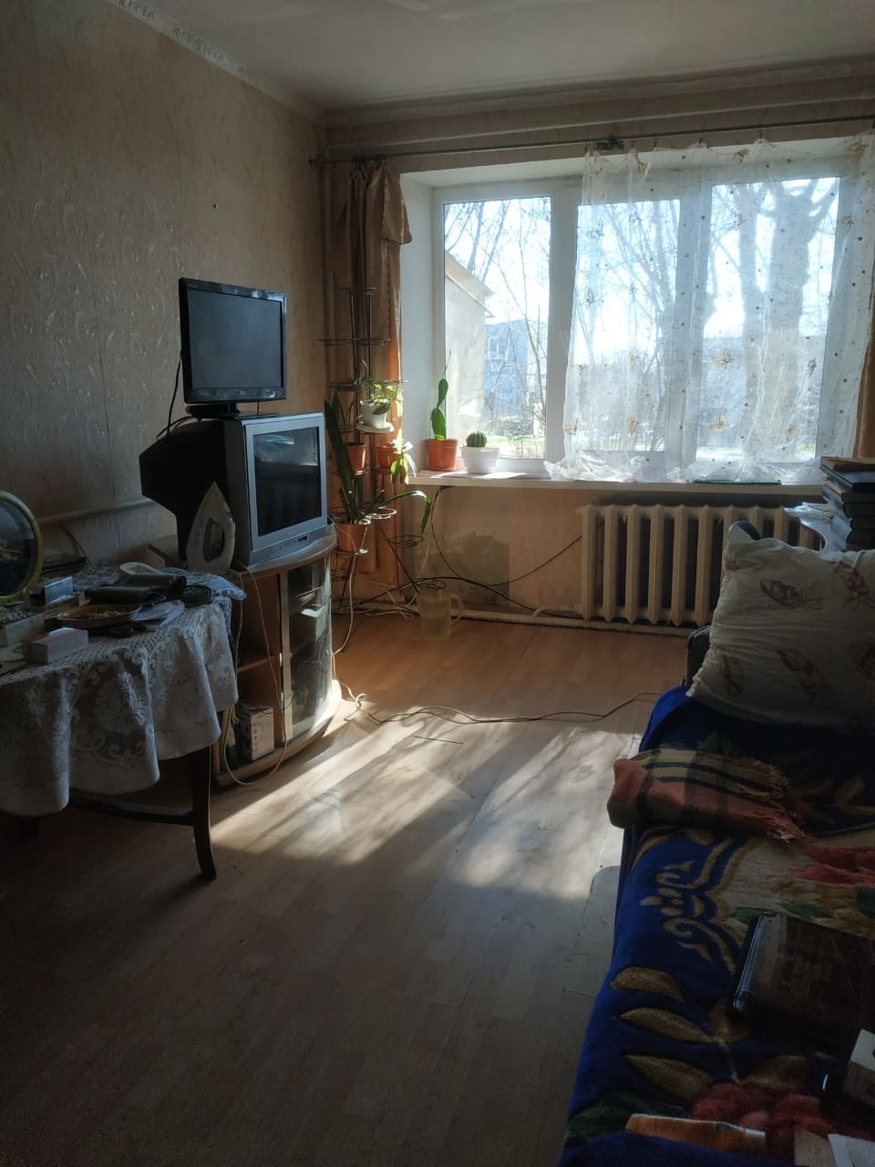 Продам квартиру в курортном городке до моря 350 м,два входа,свой маленький закрытый дворик,рядом магазины,центр села,автономное отопление,есть отдельная кладовка,на улице прилегающая к квартире.
По всем вопросам звоните!