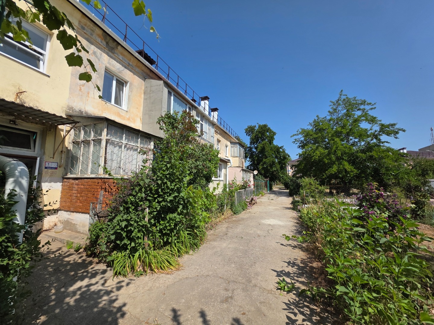 Продается 2 к.кв. 9 микрорайоне, в спальном тихом районе по ул.Мичурина. Квартира находится на первом этаже двухэтажного жилого дома. Общая площадь квартиры 42.9 кв.м. Комнаты раздельные. Из кухни есть выход на балкон.
 Санузел совмещенный. Вода холодная и горячая постоянно, установлена газ.колонка.