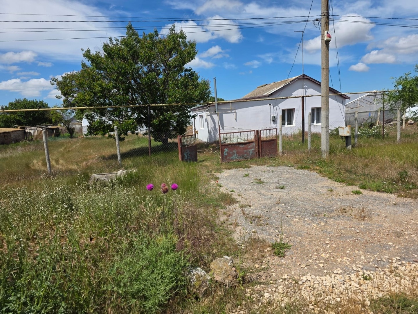 Продается дом в селе Березовка Раздольненского района. В населенном пункте есть все необходимое для жизни: газификация, амбулатория, детские и спортивные площадки, школа, садик, асфальтированные дороги.
До города Евпатория 30 км. 
Дом с автономным газовым  отоплением, санузел в доме - облицован кафе
