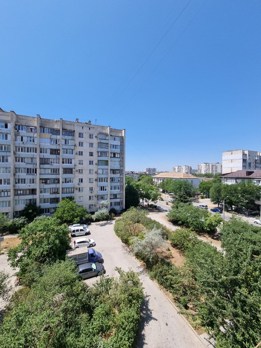 Предлагается к продаже трехкомнатная квартира, идеально подходящая для семьи или сдачи в аренду. Расположенная на пятом этаже девятиэтажного дома 1983 года постройки, она отличается удобной планировкой и хорошим состоянием.
Квартира общей площадью 65 кв. м. включает в себя жилую зону в 35 кв. м. и п