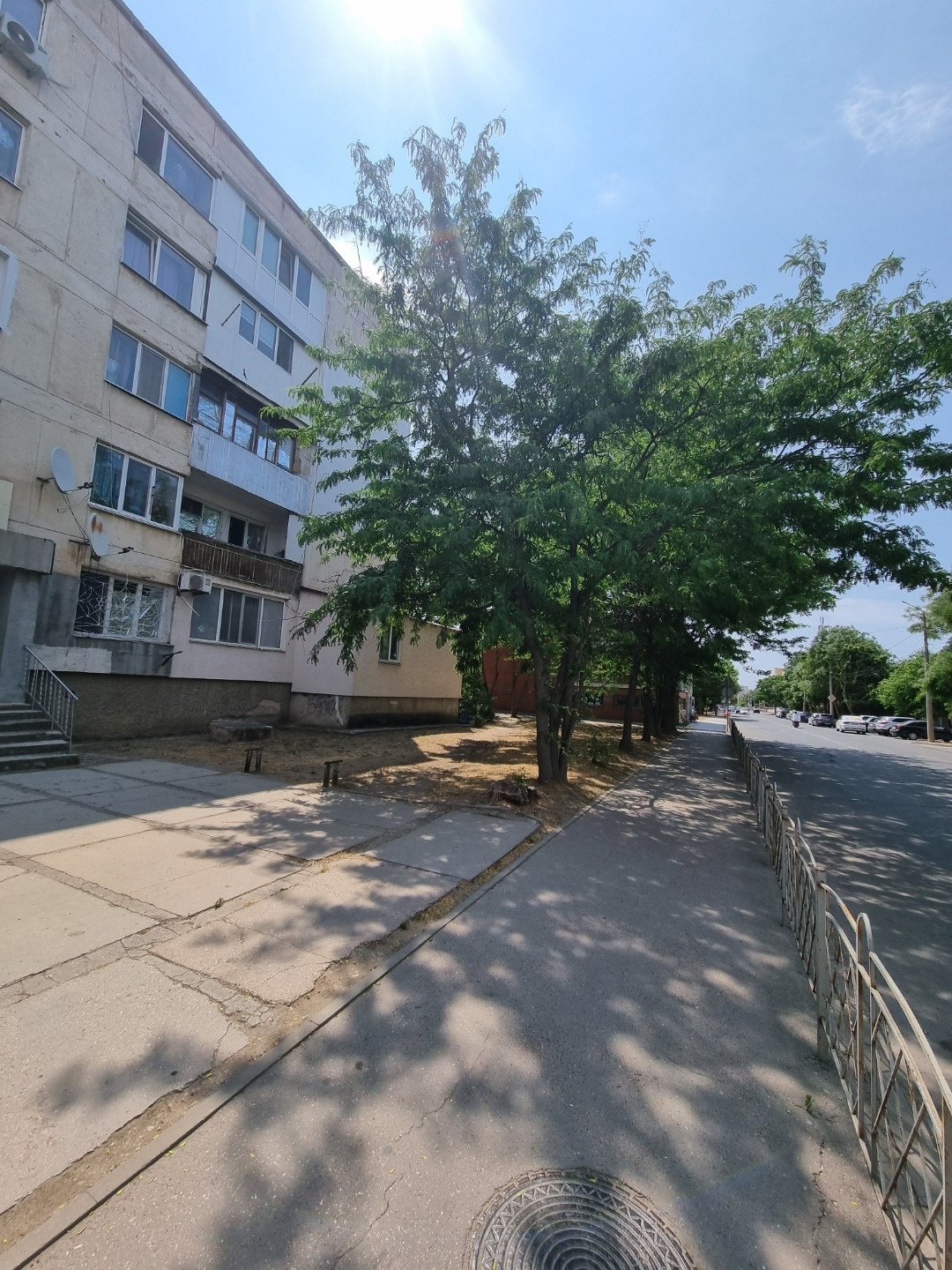 Продаю квартиру под ремонт, расположенную на первом этаже пятиэтажного дома, построенного в 1975 году. 
Общая площадь квартиры составляет 37,5 м², из которых жилая площадь — 11,7 м², а кухня занимает 12,6 м². Квартира находится в самом центре города. В пешей доступности находятся железнодорожный и а