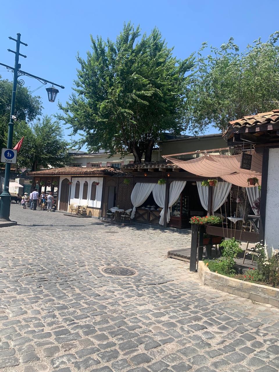 Продается  однокомнатная квартира в историческом районе на Караимской улице, напротив кафе «Джеваль». Общая площадь квартиры составляет 20 м², из которых кухня занимает 14 м². Квартира расположена на первом этаже одноэтажного дома.
Высота потолков  2.8 м. Санузел совмещенный, а окна выходят на солне