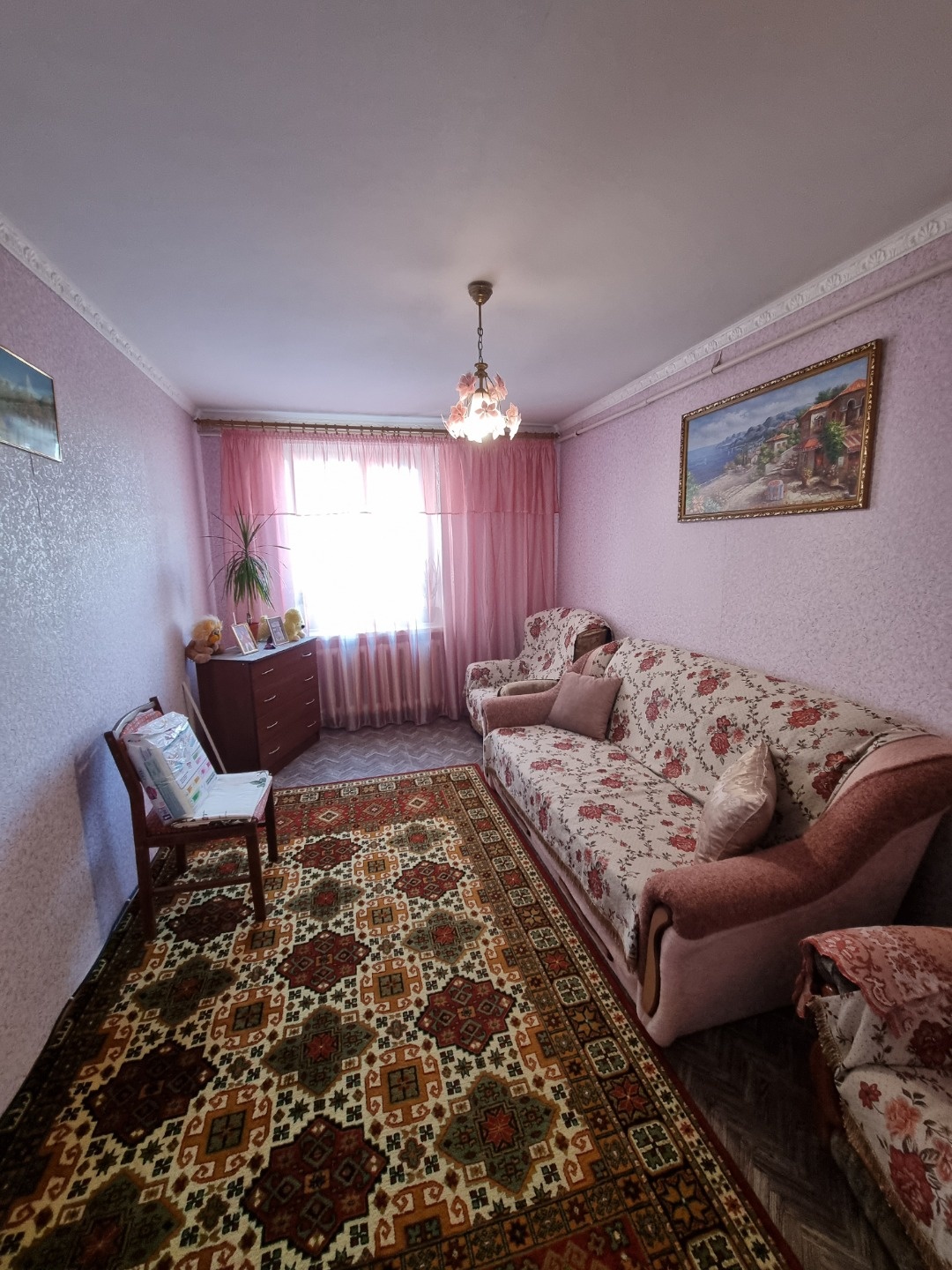 Предлагается к продаже просторная четырехкомнатная квартира, расположенная по улице 9 Мая, в районе Красной горки. Квартира находится на шестом этаже девятиэтажного дома.
Общая площадь квартиры составляет 86,3 кв. м., а кухня – 8,2 кв. м. Планировка включает в себя изолированные комнаты и раздельный
