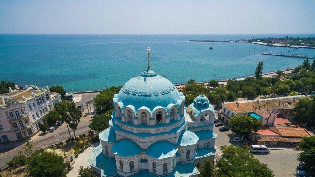 Продается уютная трехкомнатная квартира в историческом центре Евпатории по адресу: улица Тучина, 1/2. Квартира располагается на втором этаже трехэтажного кирпичного дома 1908 года постройки. Общая площадь составляет 56.6 кв. м, из которых 7 кв. м отведено под кухню. Высокие потолки — 4.8 метра — соз