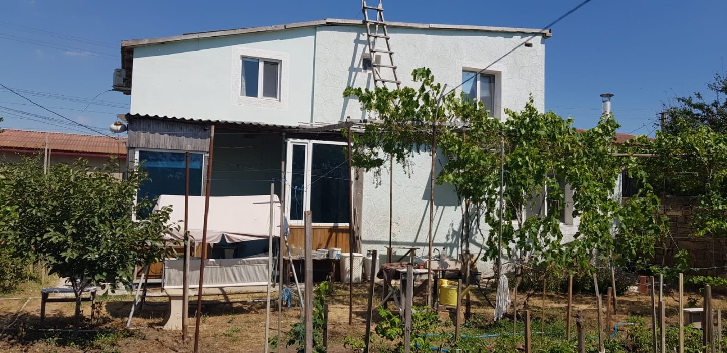 Продается отличный жилой дом на хорошем участке с плодово-ягодными деревьями. Вся мебель и техника остаются. Заезжай и живи. По всем вопросам звоните!
