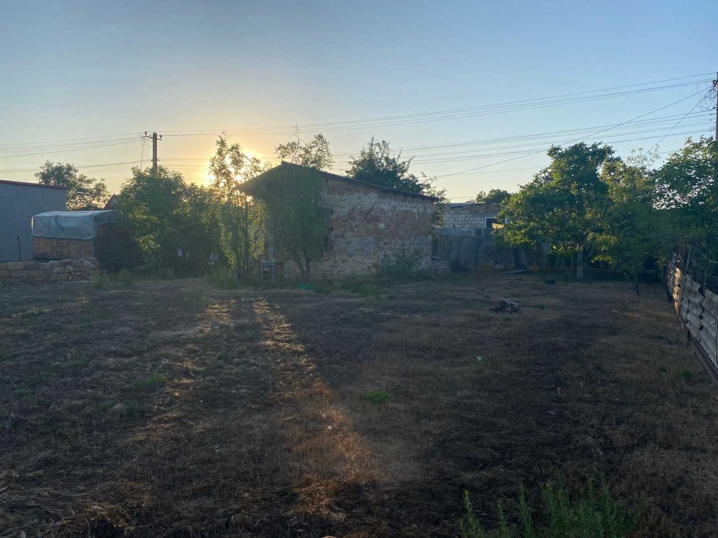 Продается дачный участок в городе Евпатория, вид разрешенного использования: Ведение садоводства. 
Участок 5 соток расположен в черте города, заведено электричество, вода централизованная.
Есть небольшое строение для хранения вещей и инструментов. До моря 5 км. 
