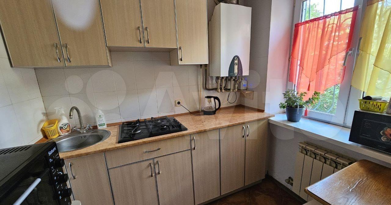 Предлагается к приобретению однокомнатная квартира, расположенная на первом этаже пятиэтажного дома. В квартире выполнен современный ремонт. Индивидуальное отопление позволит вам самостоятельно регулировать температуру в помещении и экономить на коммунальных платежах. Общая площадь квартиры составля