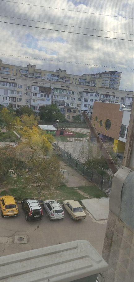 Продается  квартира в самом лучшем и благоприятном районе! Здесь вы найдете все необходимое для комфортной жизни: развитая инфраструктура, рядом находятся рынки и остановки маршруток. В двух минутах пешком расположены детские садики, один из которых совсем недавно построили. Школа находится всего в 