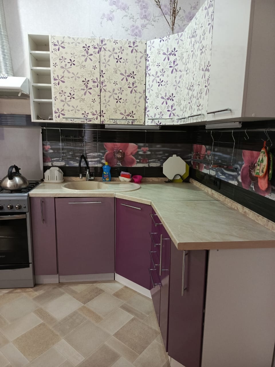 Предлагаем к покупке 2-комнатную квартиру,   расположенную на первом этаже одноэтажного дома. Общая площадь 50 м². Внутри две изолированные комнаты площадью 12 м² и 10 м², а также просторная кухня размером 15 м². К квартире прилагается небольшой дворик, где можно проводить время на свежем воздухе.
Д