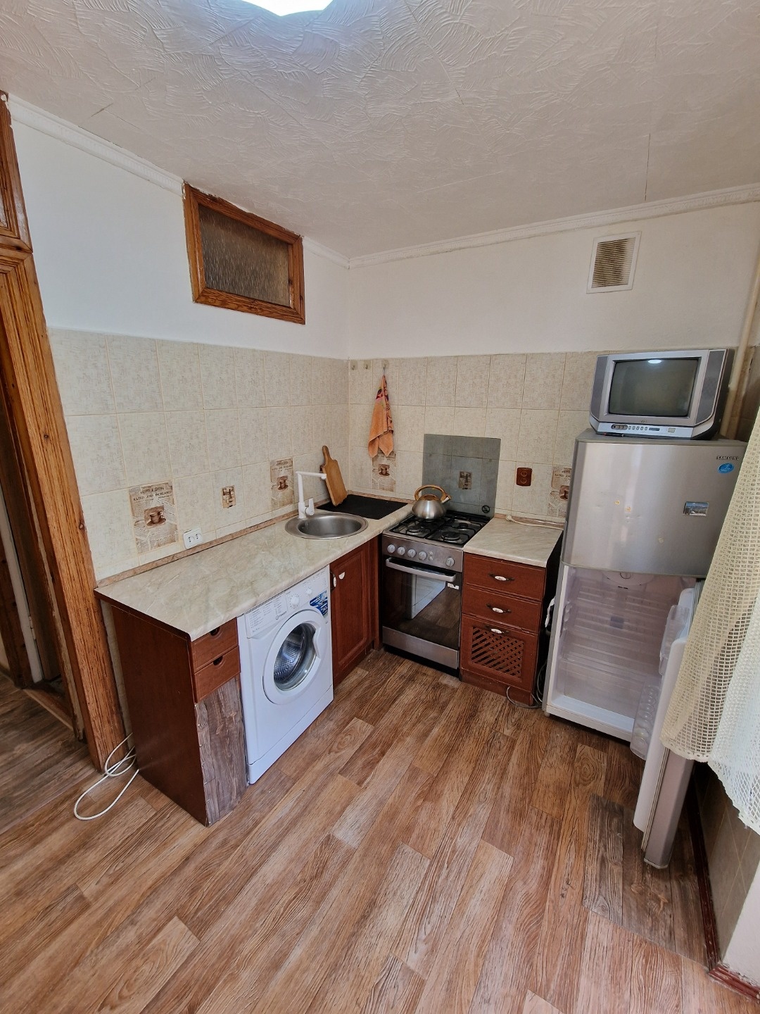 Продается однокомнатная квартира  в тихом и экологически чистом районе в приморском поселке Заозерное, г. Евпатория. Общая площадь квартиры 37.9 кв.м. Жилая комната: 19.9 кв.м. Кухня 7  кв.м. Установлен кондиционер. На горячую воду бойлер на 50 литров. Счетчики учета на электроэнергию и воду. Трубы 