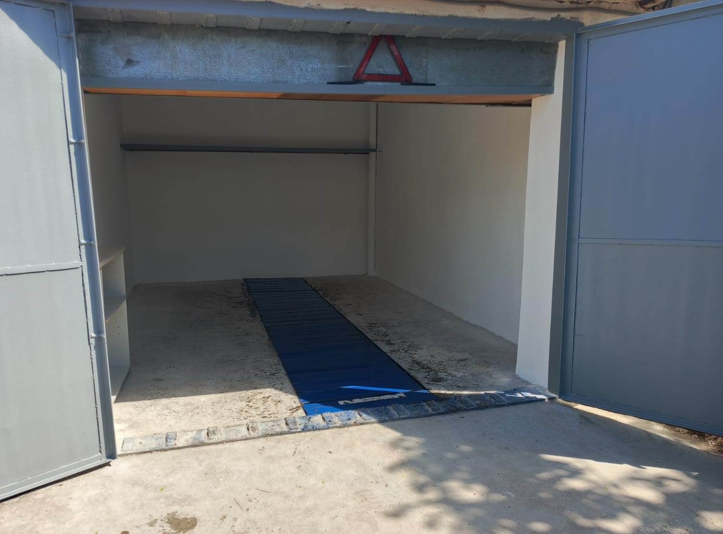 Продается гараж в городе Евпатория в ГСК Мечта. 
Гараж 24 кв.м. с подвалом 24 кв.м. Высокие ворота - входит микроавтобус. Проведен ремонт, есть места для хранения инструментов. 
На здание и землю оформлены документы РФ.
Срочная продажа, возможен ТОРГ. Звоните.