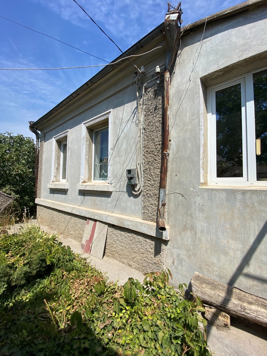 Продается жилой дом в городе Евпатория. 
На участке ИЖС расположены два жилых объекта: дом и отапливаемая времянка. В доме три комнаты: одна проходная и две изолированные, кухня, коридор и санузел. Высокие потолки 3 м, установлен кондиционер. На горячую воду установлена газовая колонка, отопление - 