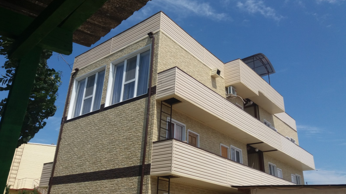 Продается дом! Расположен на самом лучшем песчаном берегу Крыма, рядом с Евпаторией, в экологически чистом курорте села Поповка, который до 2015 года был знаменит как место проведения молодёжного фестиваля танцевальной музыки «Казантип». Всего в 100 метрах от  дома, где находится чистейший пляж вдол