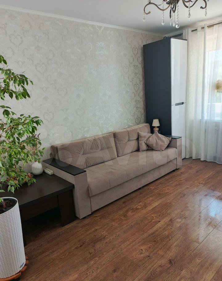 Предлагается к продаже уютная квартира, расположенная на комфортном втором этаже. Окна выходят на обе стороны света – восток и запад, что обеспечивает прекрасное естественное освещение в течение всего дня. Перед окнами раскинулись живописные цветники и аккуратные невысокие деревья, создавая приятный