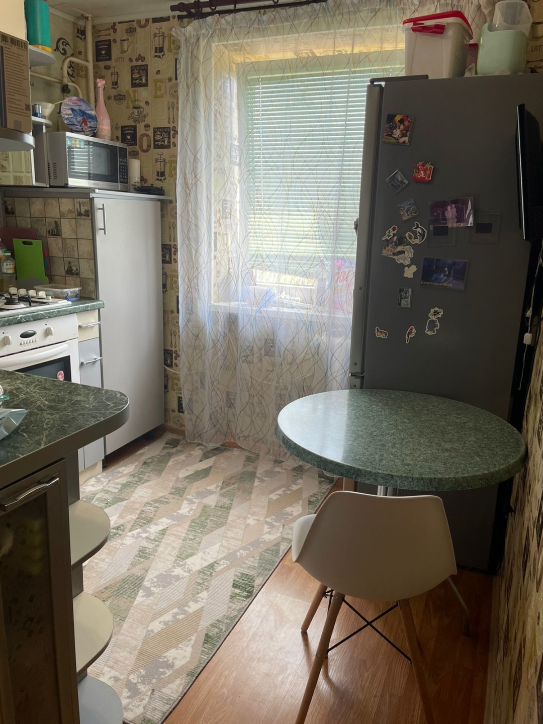 Продается уютная двухкомнатная квартира в самом центре Евпатории . Расположена на втором этаже пятиэтажного дома. 
Внутри выполнен современный ремонт, а также установлены пластиковые окна, которые обеспечивают отличную шумоизоляцию. Жилая площадь составляет 27.4 м², а кухня площадью 6.9 м².
Санузел 