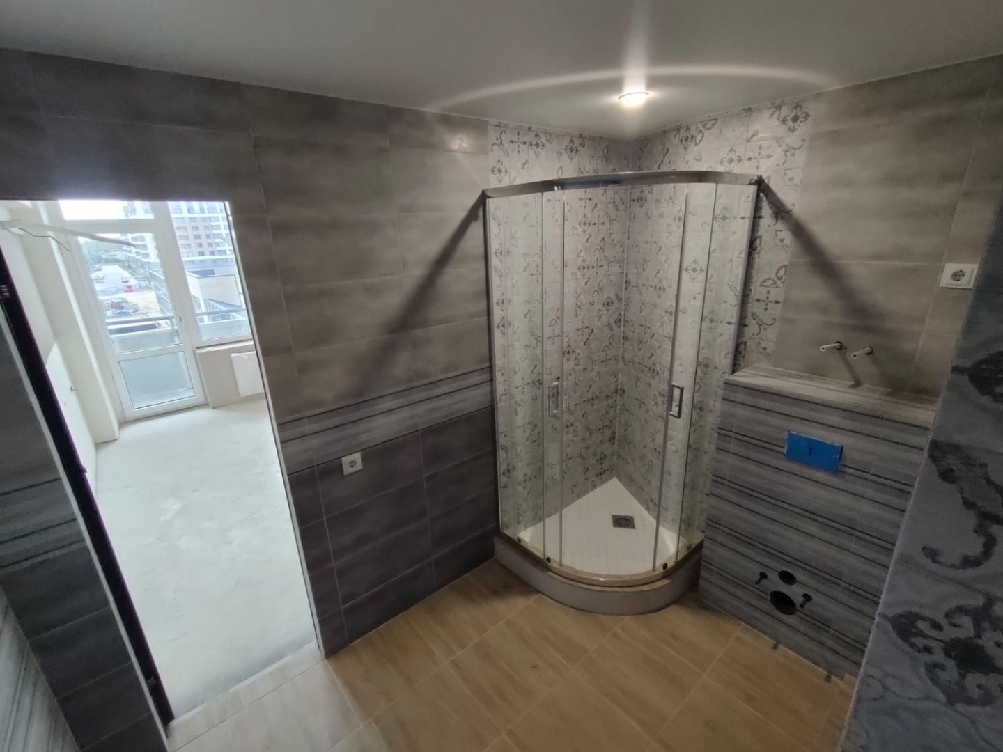 В самом сердце г.Евпатория!!!

Преимущества:  
Помещение с дизайнерским ремонтом и мебелью. 
Круглогодичный (пассивный) доход от сдачи в аренду.
Собственная управляющая компания, занимающаяся сдачей помещений в аренду. 

Комплекс включает: 
Панорамный ресторан с видом на море и озеро; 
SPA-комплекс,