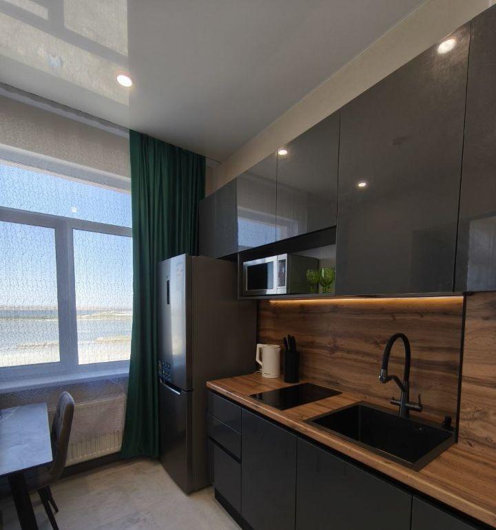 Продажа апартаментов в ЖК Золотые пески г. Евпатория
Расположение на первой линии — всего 20 метров до песчаного пляжа.
Номер полностью укомплектован мебелью и техникой: 
2 двухспальных места (удобная кровать и раскладной диван) — рассчитаны на комфортное проживание до 4-х человек.  
 Полный набор т