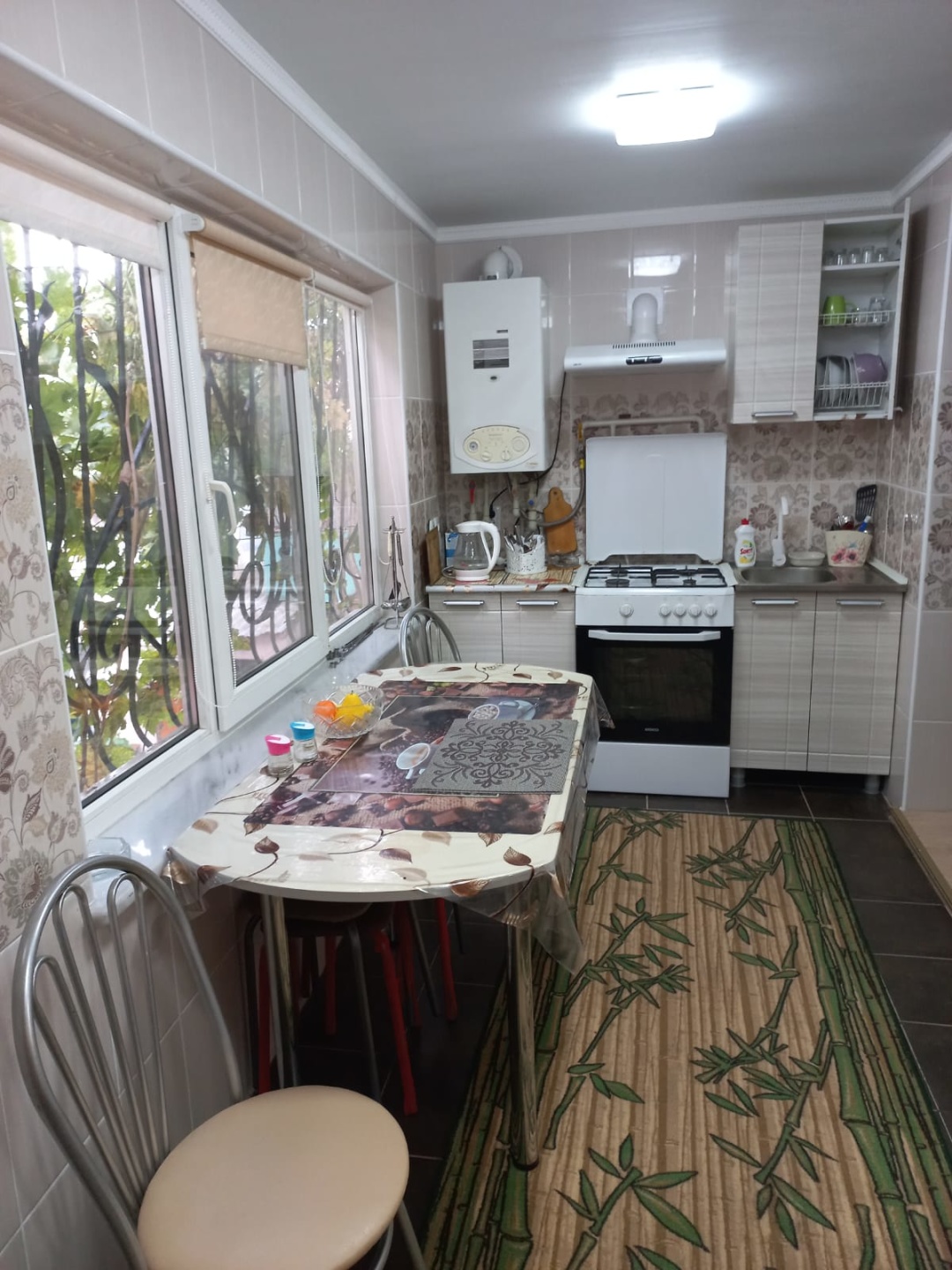 Предлагаем вашему вниманию замечательную трехкомнатную квартиру с двумя уровнями, которая была отремонтирована в 2024 году. Она расположена в непосредственной близости от моря, что делает её идеальным местом для жизни и отдыха. В шаговой доступности находятся все исторические достопримечательности с