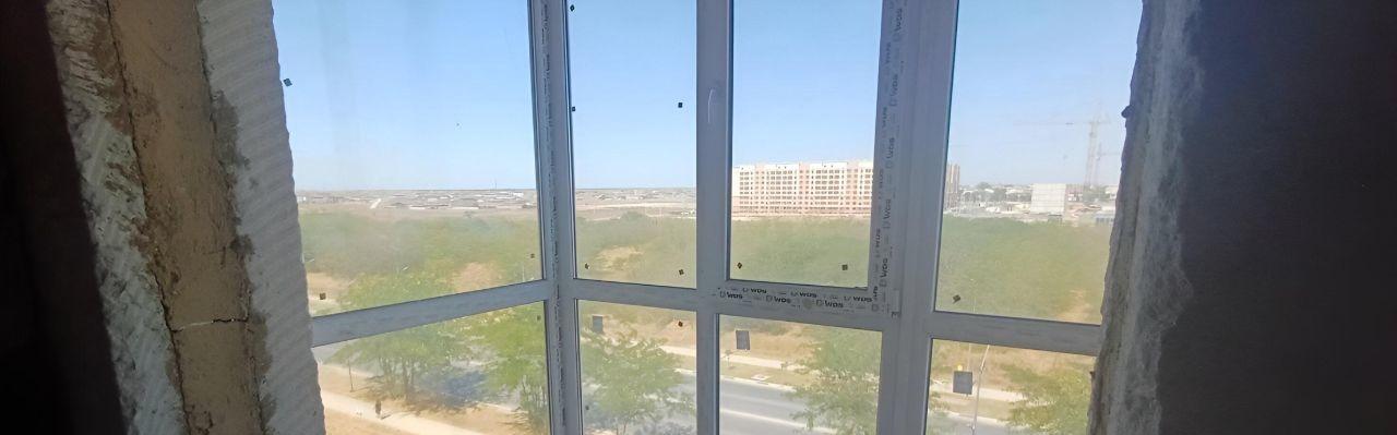 Продается уютная однокомнатная квартира в современном доме в городе Евпатория, по адресу: проспект Победы, 87Бк1. Общая площадь квартиры составляет 37 квадратных метров, кухня — 8 квадратных метров. Квартира расположена на 5-м этаже 9-этажного блочного дома, построенного в 2020 году. Высота потолков