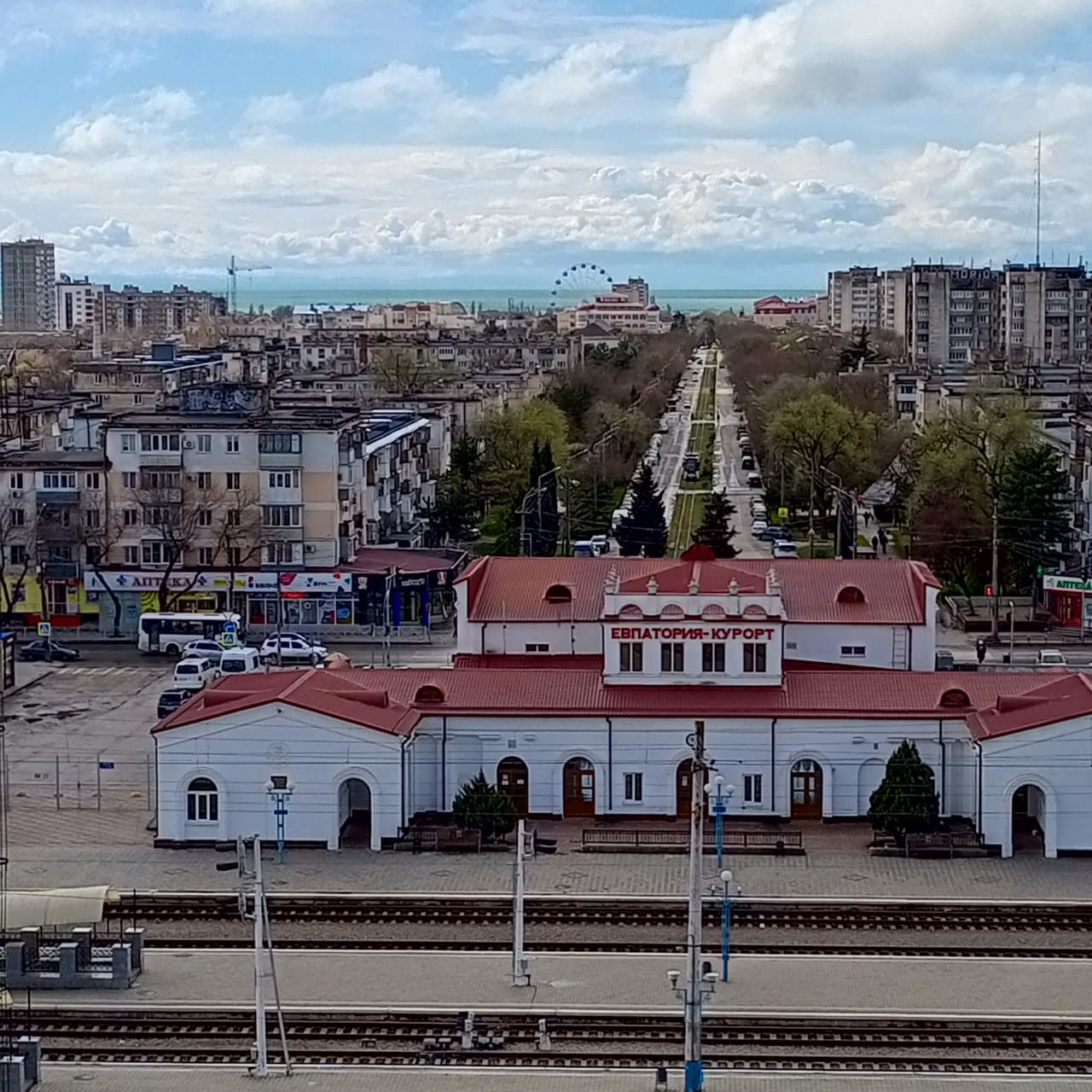 Предлагаем вашему вниманию 2-комнатную квартиру, расположенную в центре Евпатории, на улице 60 лет Октября. Общая площадь жилья составляет 48,3 кв. м., из которых 28,3 кв. м. жилые комнаты. Просторная кухня площадью 7,1 кв. м.  Квартира находится на 9 этаже девятиэтажного дома, построенного в 1984 г