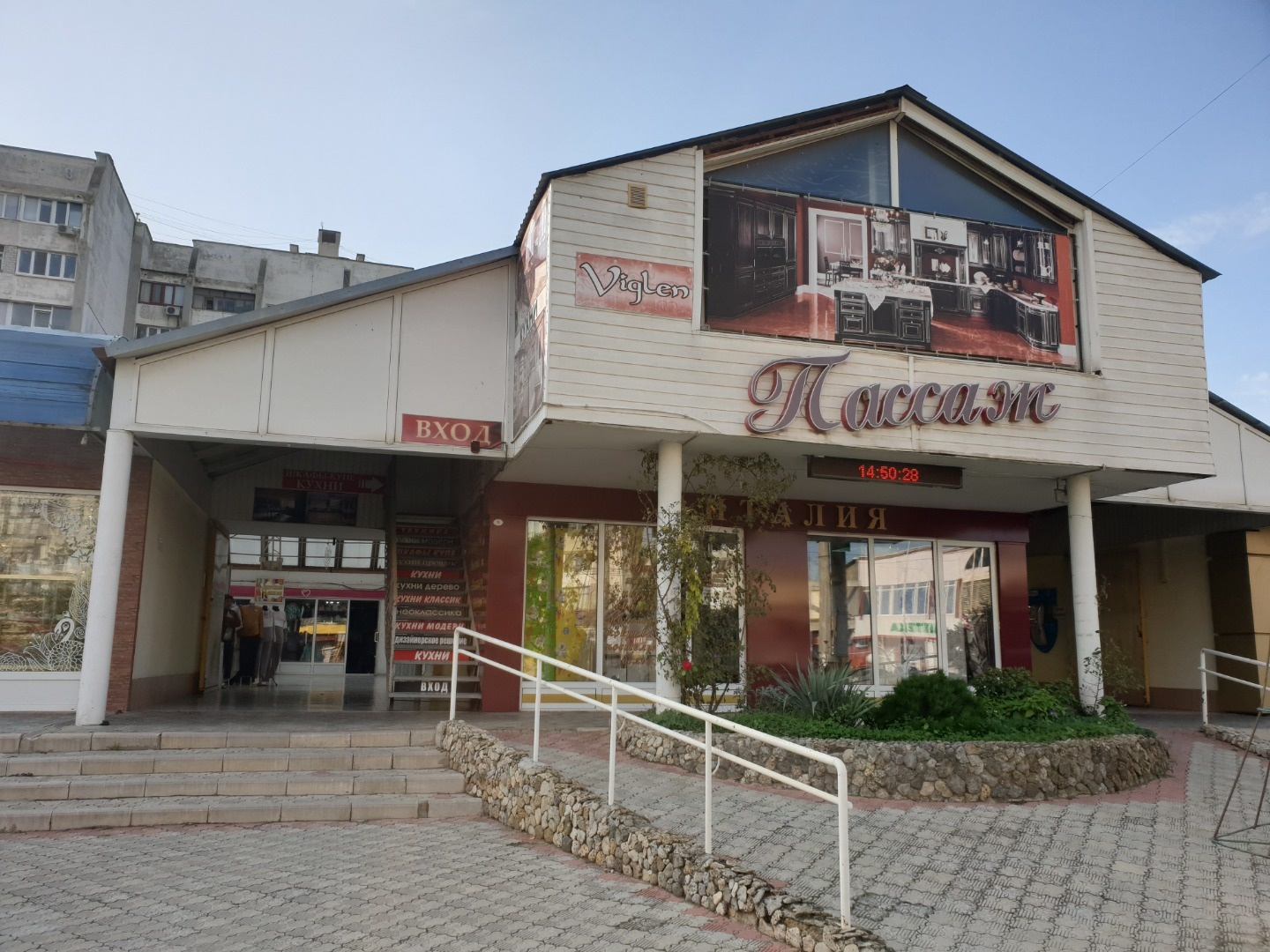 Продается помещение в торговом комплексе Пассаж-1 по проспекту Победы 63А. Помещение находится в цокольном этаже. Возможно использовать под магазин или офис. Общая площадь помещения 20.9 кв.м. Отделка помещения офисная. 
Рядом остановка общественного транспорта, рынки, магазины. 
Помещение расположе