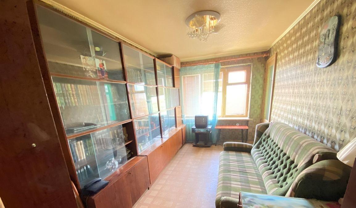 Продается четырехкомнатная квартира в Евпатории площадью 74 кв.м., в центре города, на 2-ом  высоком этаже., 5-ти этажного дома. Объект требует полного ремонта, что является его главным преимуществом для покупателя.
 Площадь и планировка: 4 изолированные комнаты, что позволяет комфортно разместить б