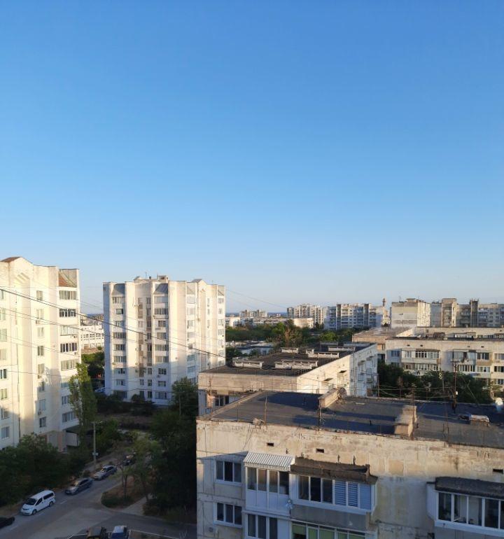 Продается уютная видовая однокомнатная квартира в самом сердце Евпатории по адресу: улица Чапаева, 85. Квартира расположена на 9 этаже 9-этажного блочного дома, построенного в 1986 году. Общая площадь квартиры составляет 36.7 кв.м, из которых 20.3 кв.м - жилая площадь. Просторная кухня площадью 8.6 
