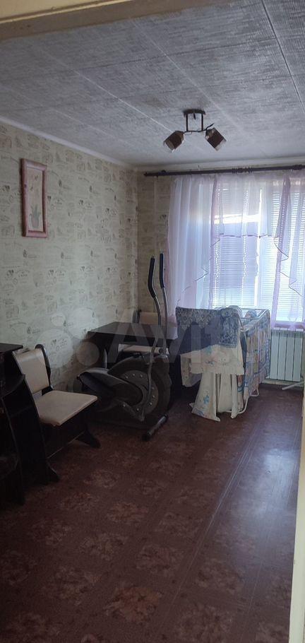Продается 3-комнатная квартира в пгт. Новоозерное. Общая площадь – 69.7 м², жилая – 61.7 м². Кухня – 8 м². Квартира расположена на 4 этаже 5-этажного дома. Комнаты изолированные, с высотой потолков 3.2 метра. Есть балкон. Санузел раздельный. Окна выходят во двор и на улицу. Выполнен косметический ре