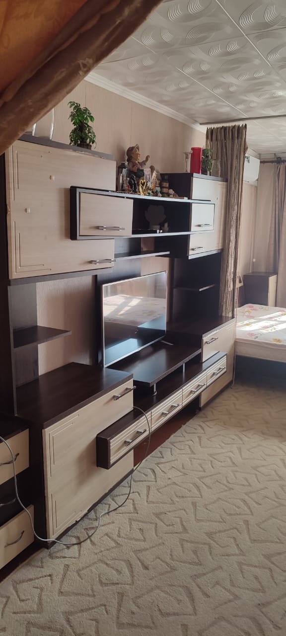 Продается 3-комнатная квартира в пгт. Новоозерное. Общая площадь – 69.7 м², жилая – 61.7 м². Кухня – 8 м². Квартира расположена на 4 этаже 5-этажного дома. Комнаты изолированные, с высотой потолков 3.2 метра. Есть балкон. Санузел раздельный. Окна выходят во двор и на улицу. Выполнен косметический ре